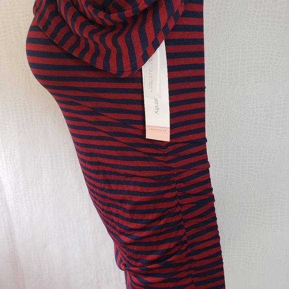 Liz Lange Maternity Dress Burgundy Navy Stretchy Knit Striped Size Medium NWT - Picture 4 of 9